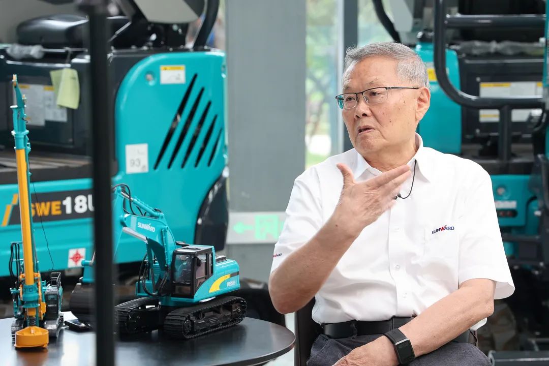 CGTN探厂！专访尊龙凯时官网网址智能董事长、首席专家何清华花絮来了