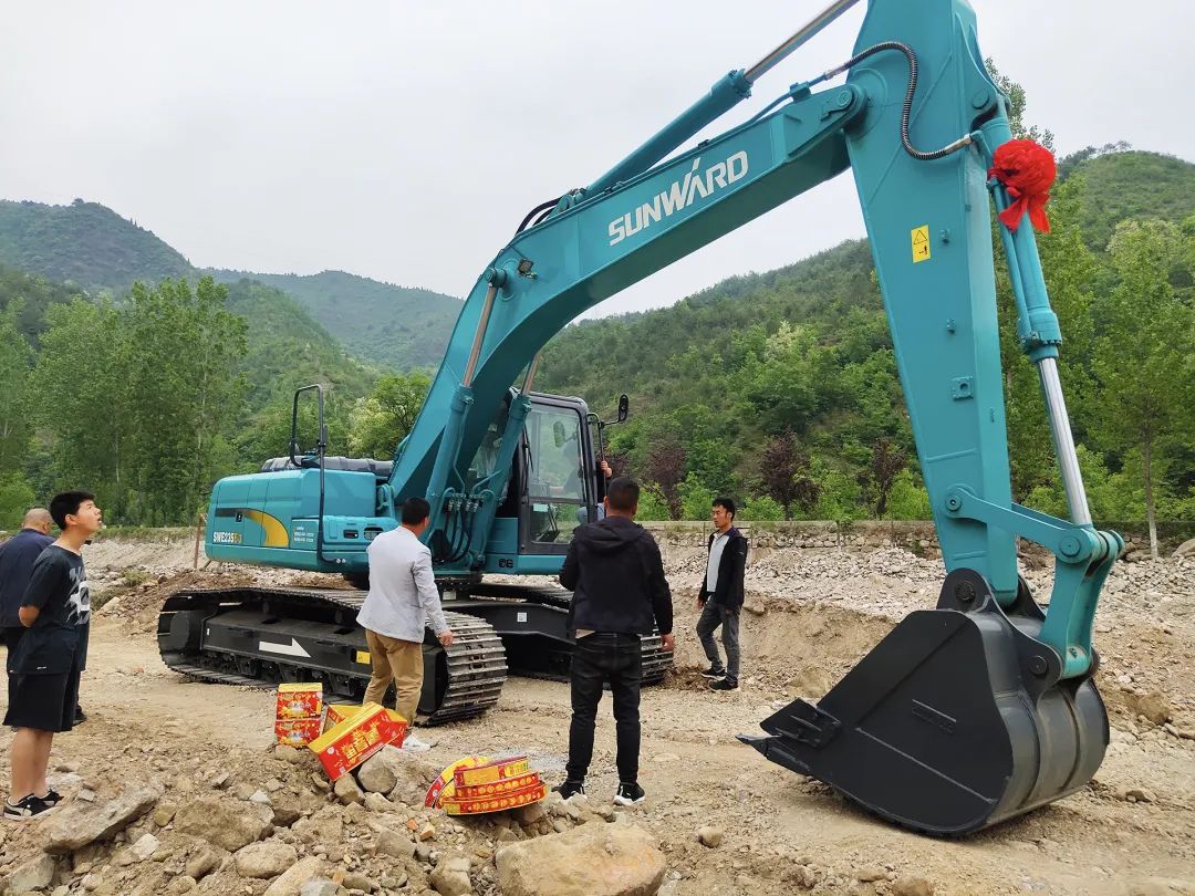 三员尊龙凯时官网网址挖机“悍将”收服“铁粉”一枚，凭什么？