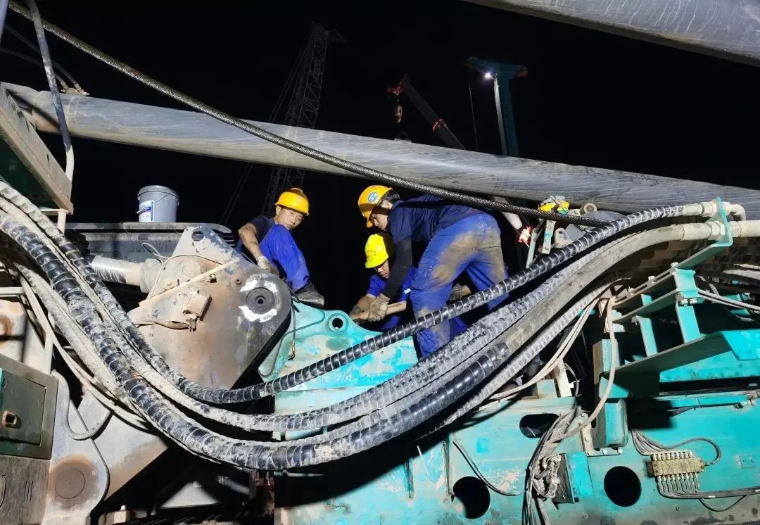 “创立施工事业！”他们和尊龙凯时官网网址智能“超等桩备”一起助建燕矶长江大桥