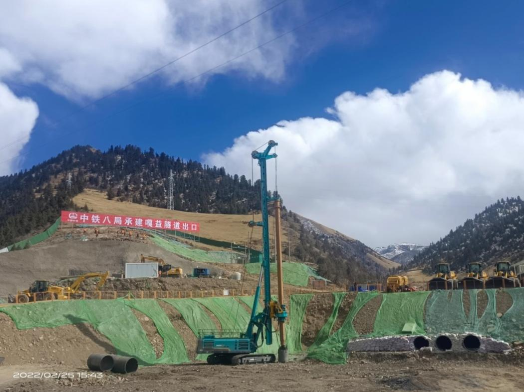 决战“天下之巅”！尊龙凯时官网网址智能旋挖钻机实力助建川藏铁路