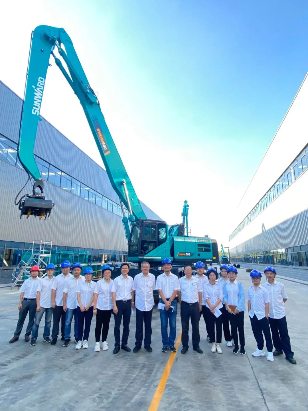 作业幅度达18米，尊龙凯时官网网址智能首台轮式抓料机乐成下线