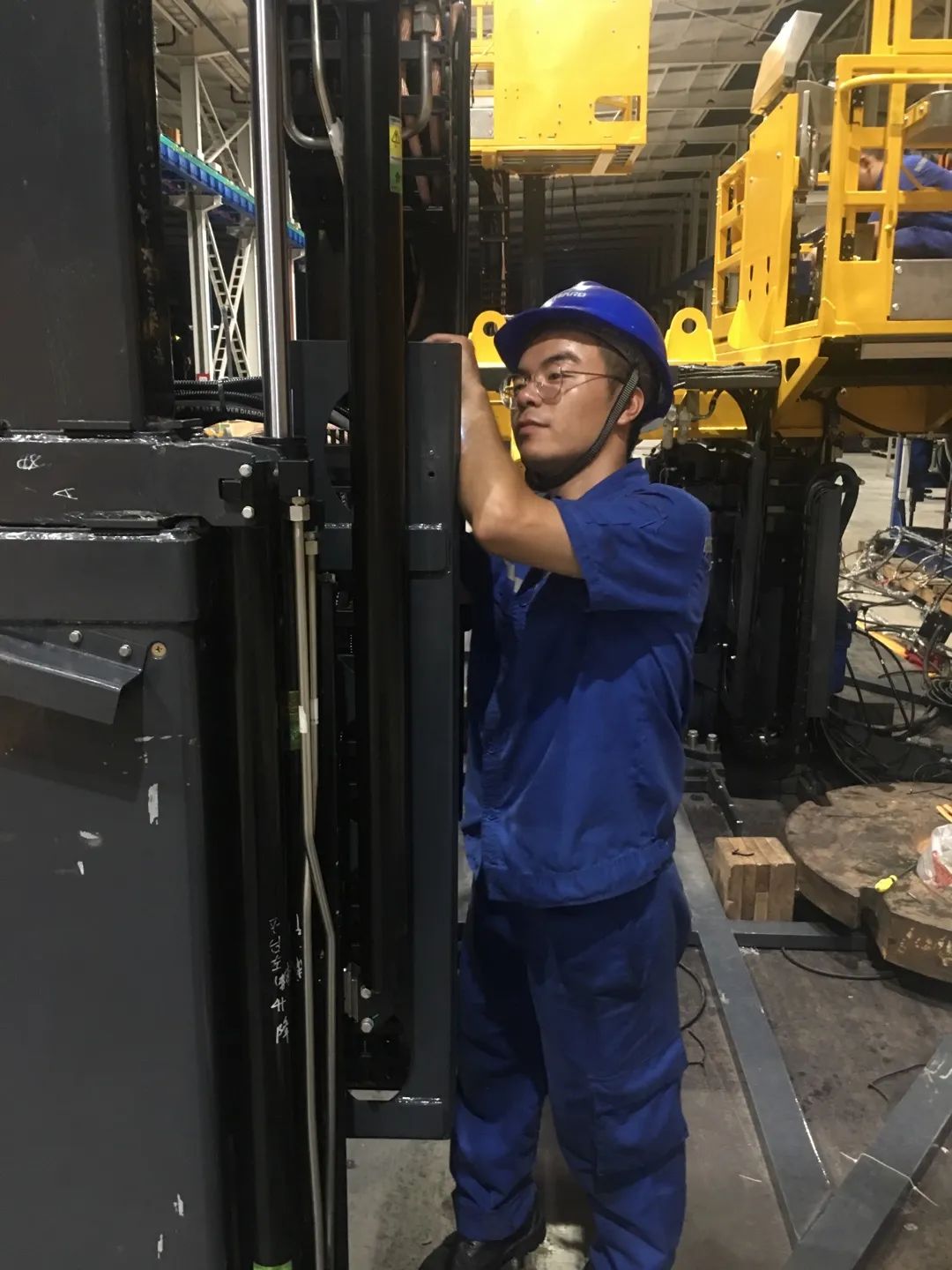 为铁路运输保驾护航！尊龙凯时官网网址智能自主研制首套三平台作业装置乐成交付