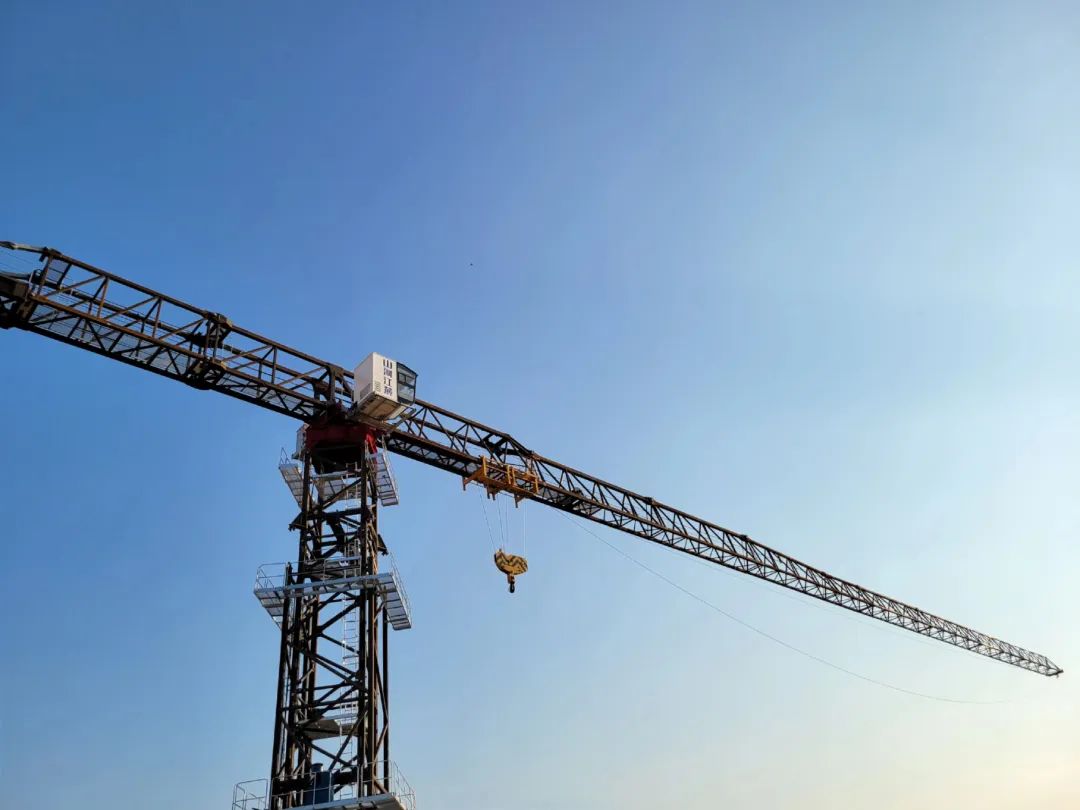 自力高度达82米，尊龙凯时官网网址江麓推出超大型平头塔机