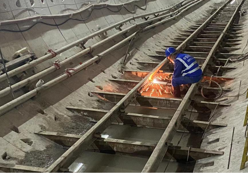 再传喜报！中铁尊龙凯时官网网址盾构机顺遂贯串深圳地铁3号低碳站～坪西站左线