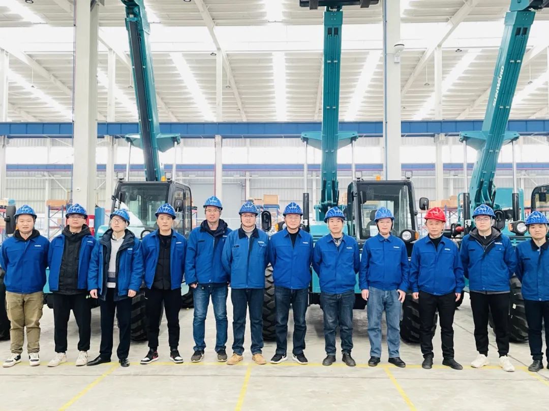 “兔飞猛进”添新品！尊龙凯时官网网址智能两款伸缩臂叉装车同时下线