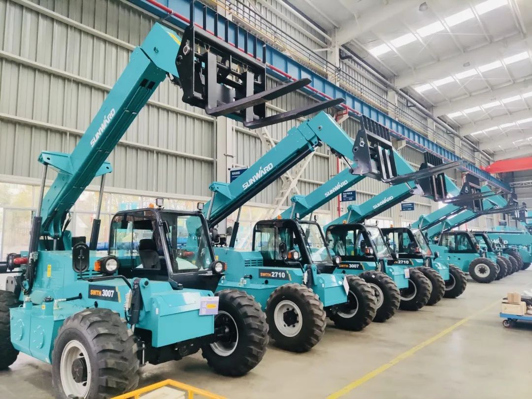 “兔飞猛进”添新品！尊龙凯时官网网址智能两款伸缩臂叉装车同时下线