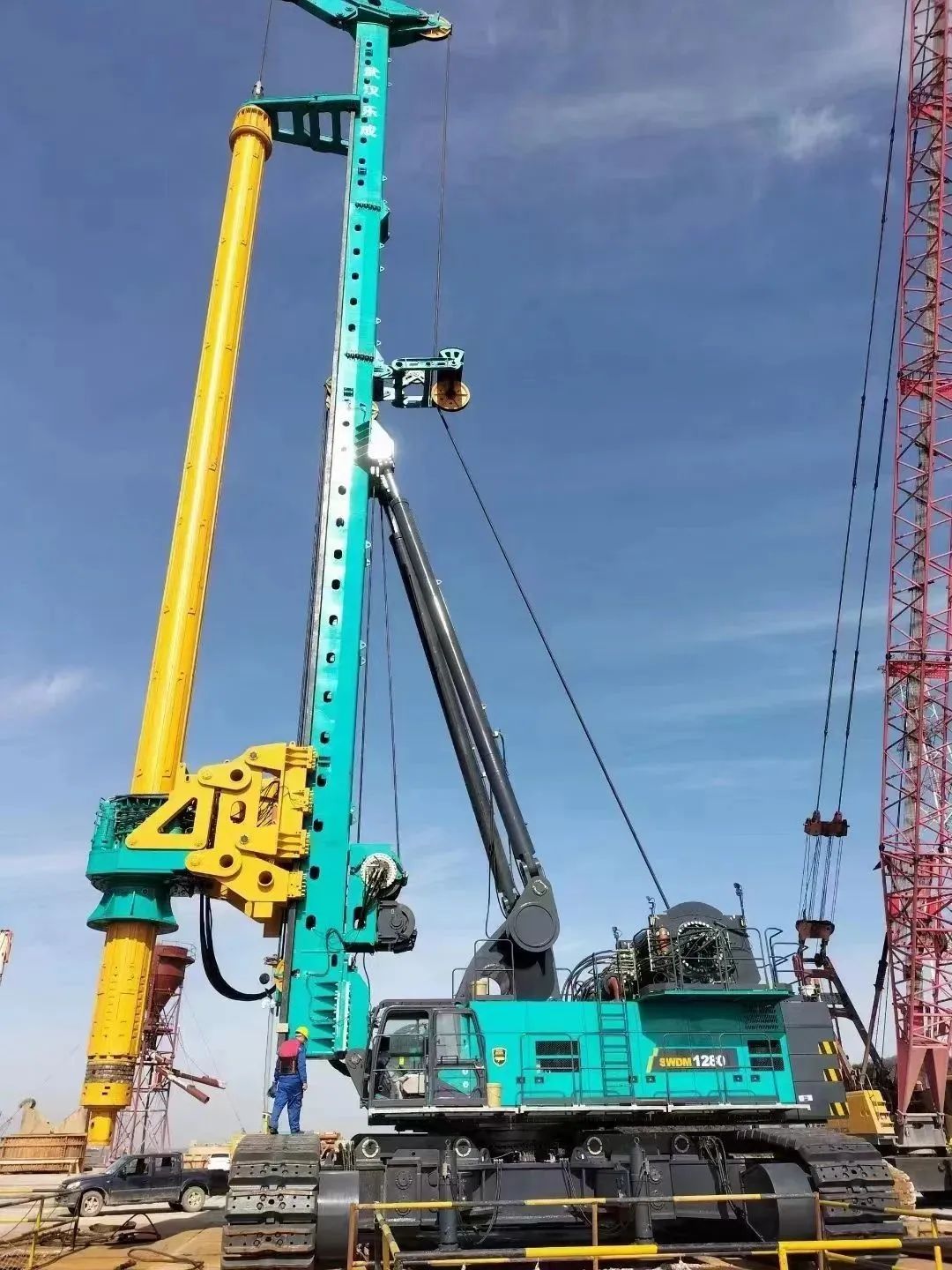 首桩开钻！尊龙凯时官网网址智能超等旋挖实力助建天下最大跨度公铁两用大桥