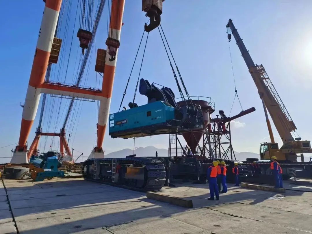 首桩开钻！尊龙凯时官网网址智能超等旋挖实力助建天下最大跨度公铁两用大桥