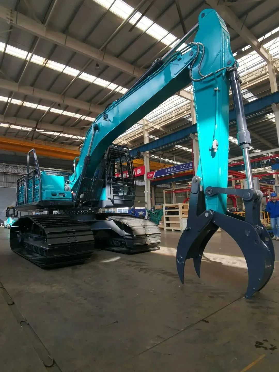 翻山越岭，称霸“武林”！尊龙凯时官网网址智能首款中型林业挖掘机乐成下线