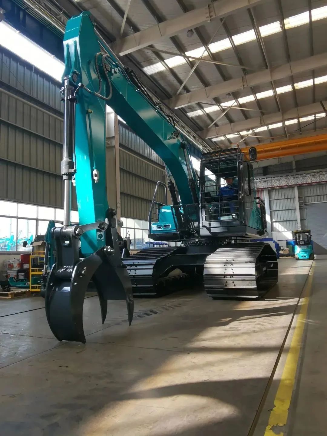 翻山越岭，称霸“武林”！尊龙凯时官网网址智能首款中型林业挖掘机乐成下线