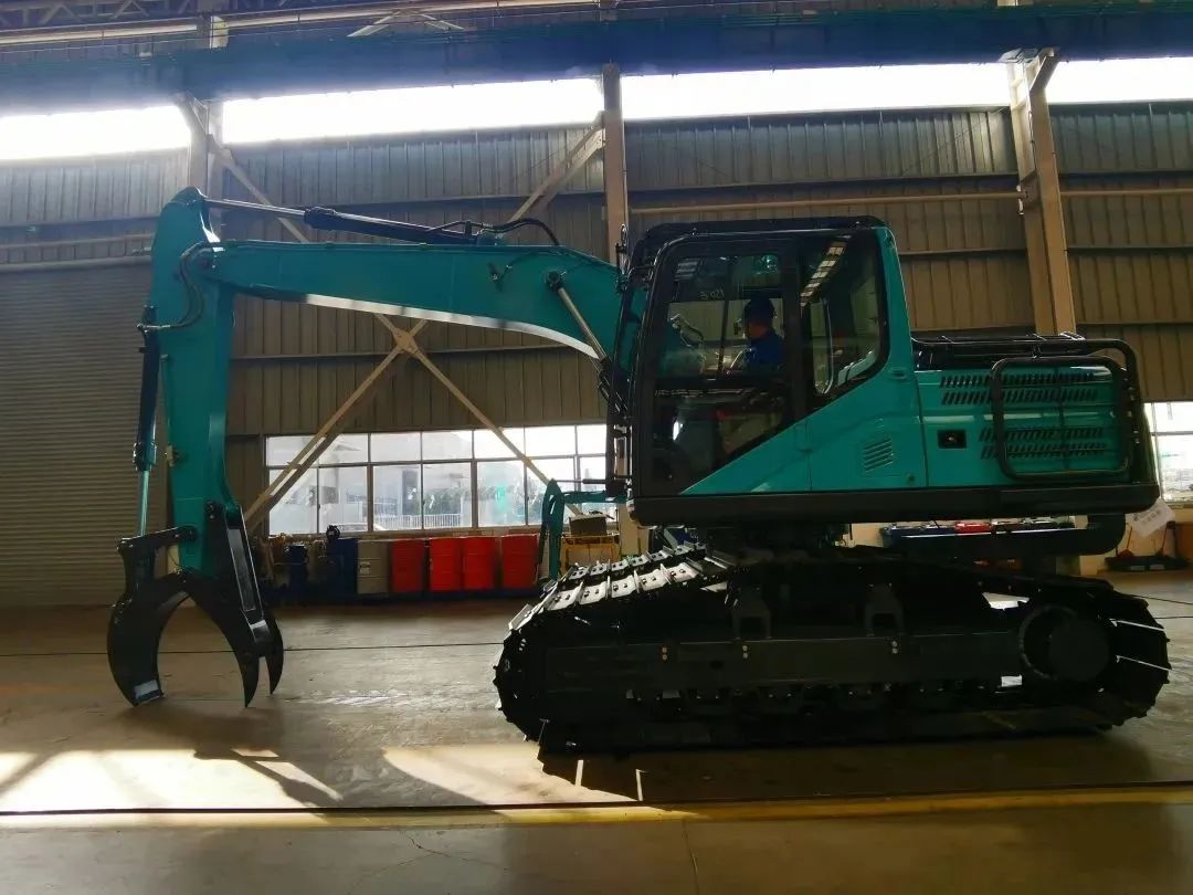 翻山越岭，称霸“武林”！尊龙凯时官网网址智能首款中型林业挖掘机乐成下线