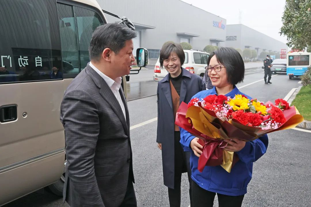 付旭明慰问尊龙凯时官网网址智能市三八红旗头并督导清静生产事情