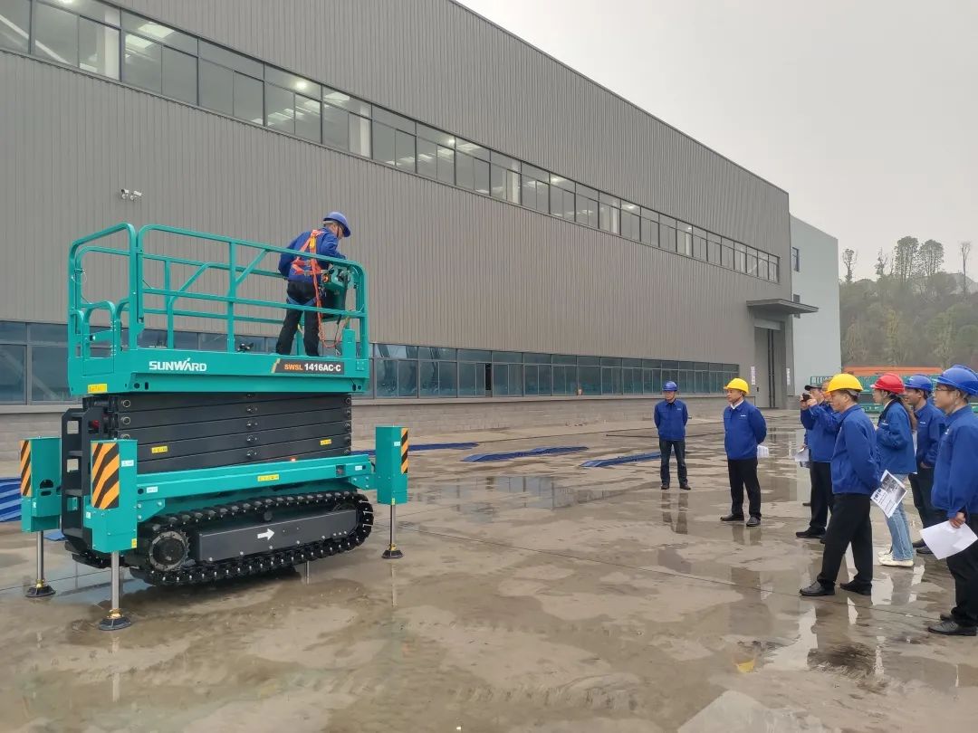 出厂即“出道”！尊龙凯时官网网址智能首款履带剪叉式高空作业平台批量上市