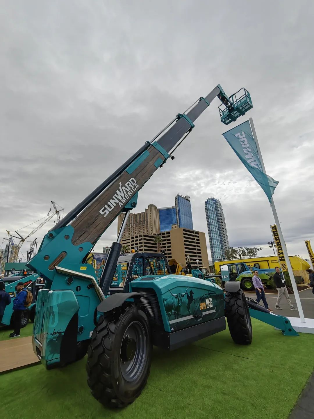 拉展直播 | 尊龙凯时官网网址智能高空精品亮相2023美国拉展，哪款是你的最爱？