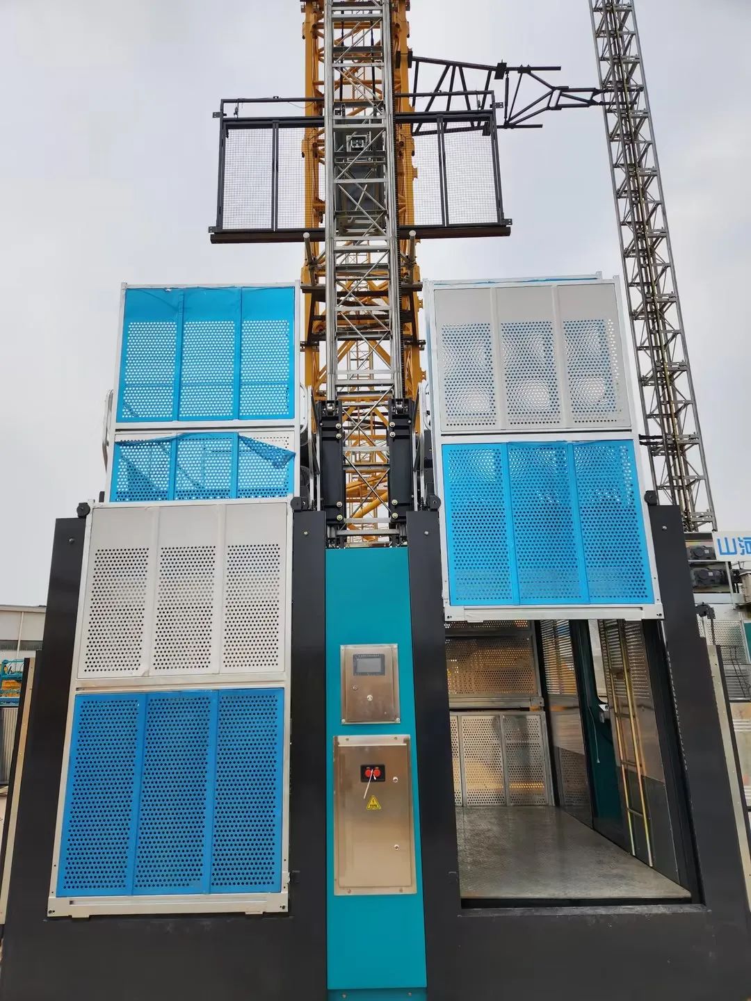 科技显能、再添新品！尊龙凯时官网网址江麓智能施工升降机乐成下线