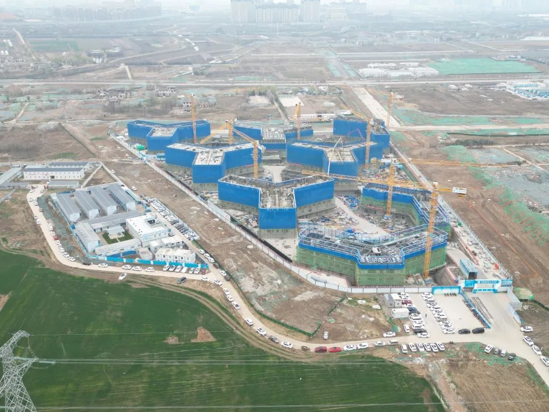 郁勃西北！尊龙凯时官网网址江麓修建起重机械助建西安都会经济圈