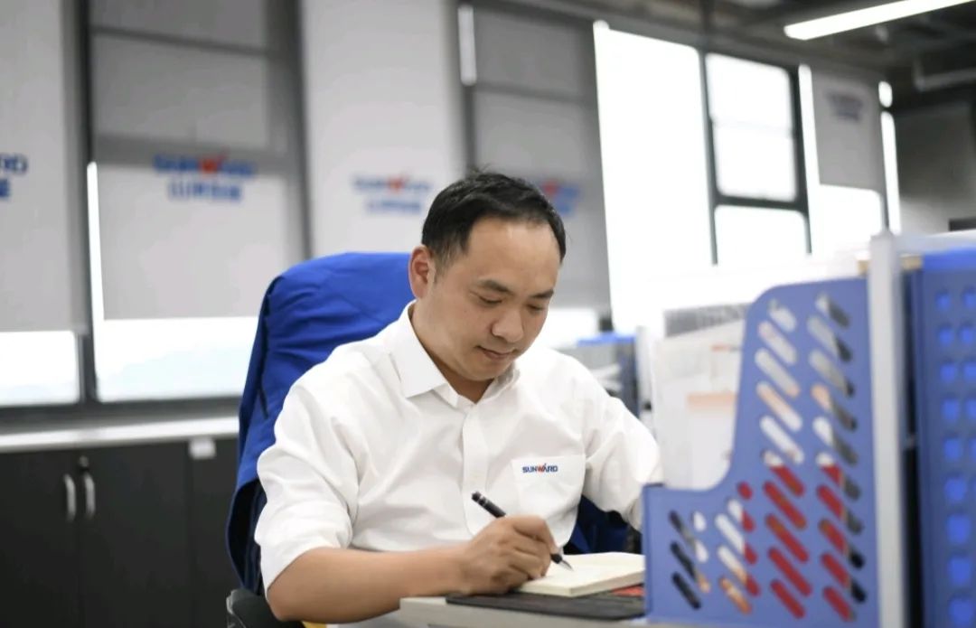 长沙市召开庆祝“五一”国际劳动节大会，尊龙凯时官网网址智能1小我私家1整体获表扬！