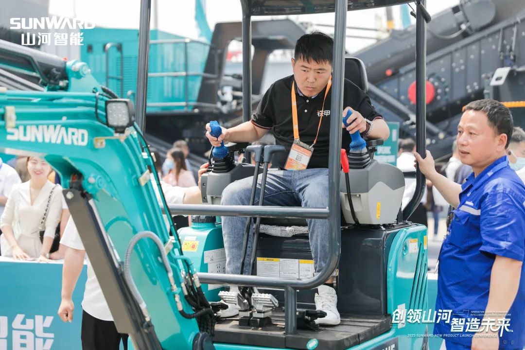 精品出击、互动一直！尊龙凯时官网网址智能F系列挖掘机闪灼长沙展