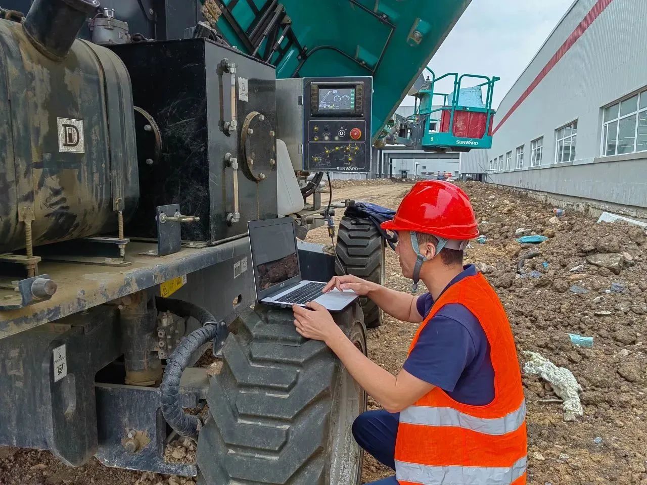 谛听客户心声！尊龙凯时官网网址智能高空机械“效劳万里行”走进东北