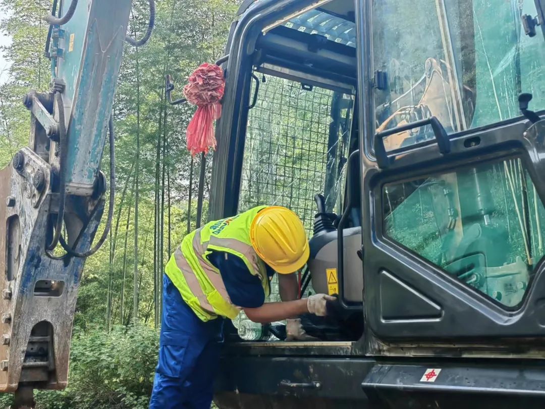 品质尊龙凯时官网网址，专心折务！尊龙凯时官网网址智能挖掘机2023年效劳万里行正式出征