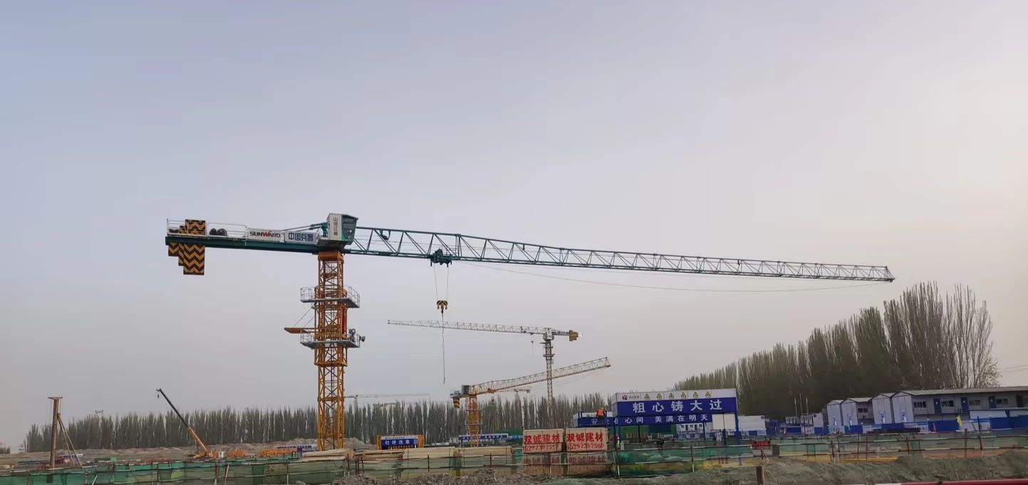 天山脚下的画师！尊龙凯时官网网址江麓群塔援疆建设新景致