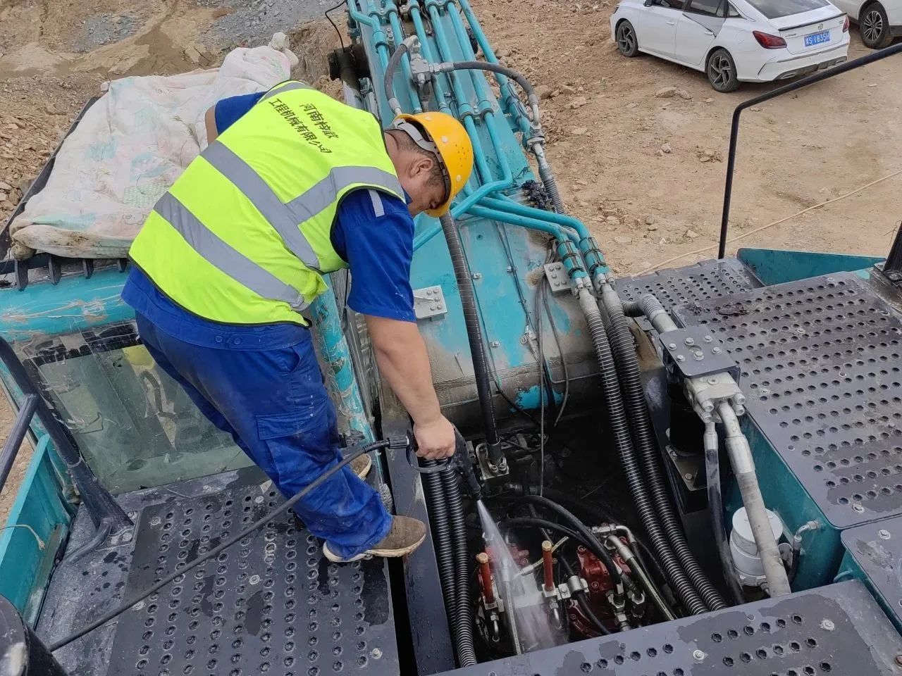 步履一直，效劳不止！尊龙凯时官网网址智能挖掘机效劳万里行火热举行中