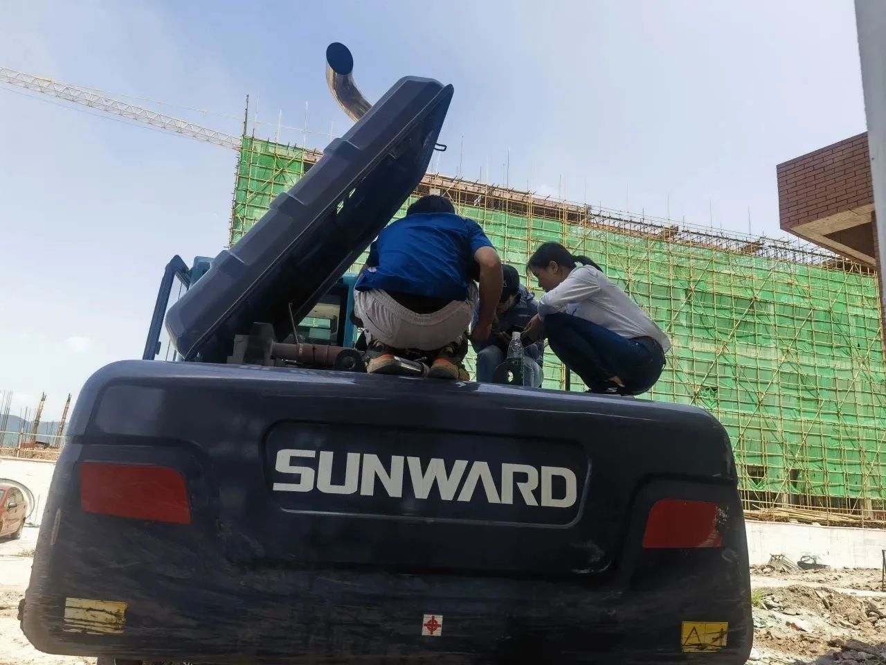 步履一直，效劳不止！尊龙凯时官网网址智能挖掘机效劳万里行火热举行中