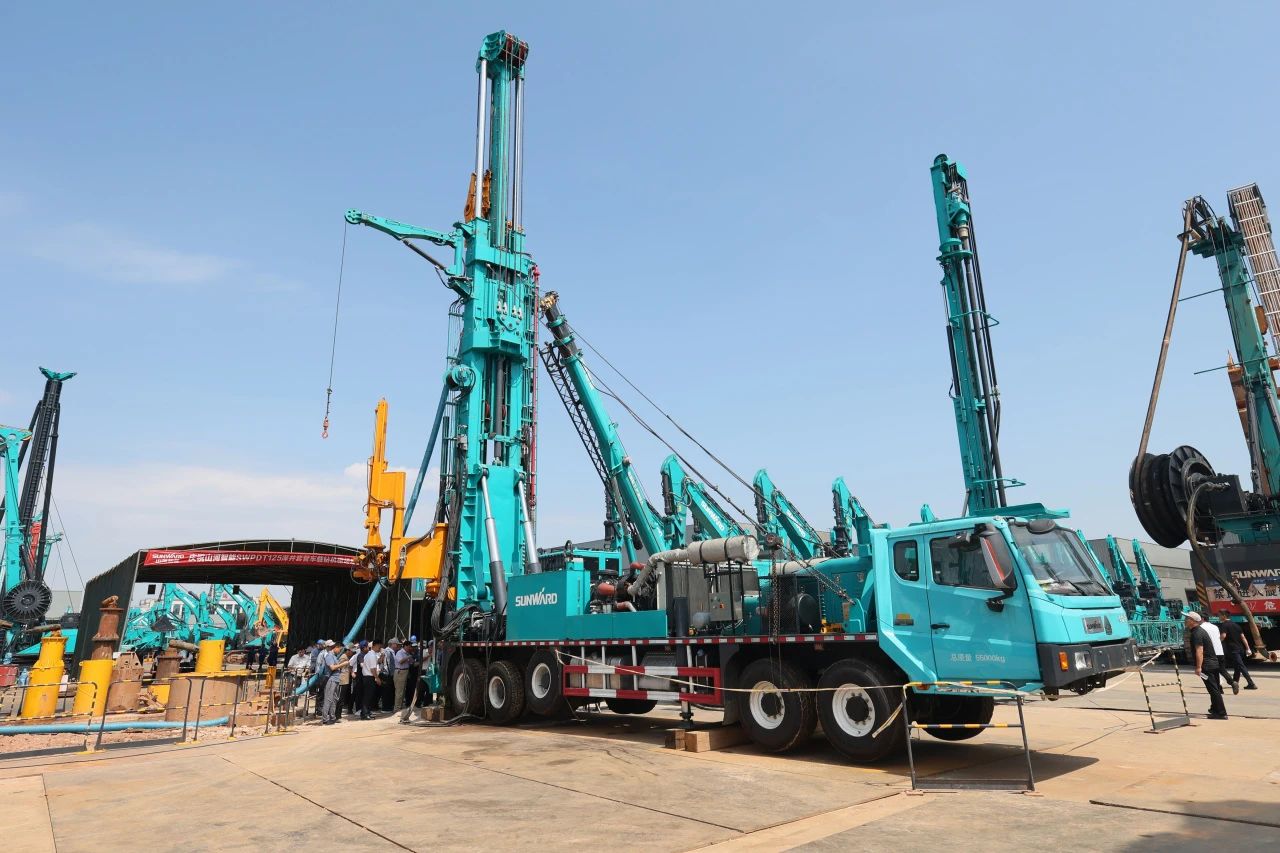 尊龙凯时官网网址智能全球首创深井套管车载钻机下线宣布