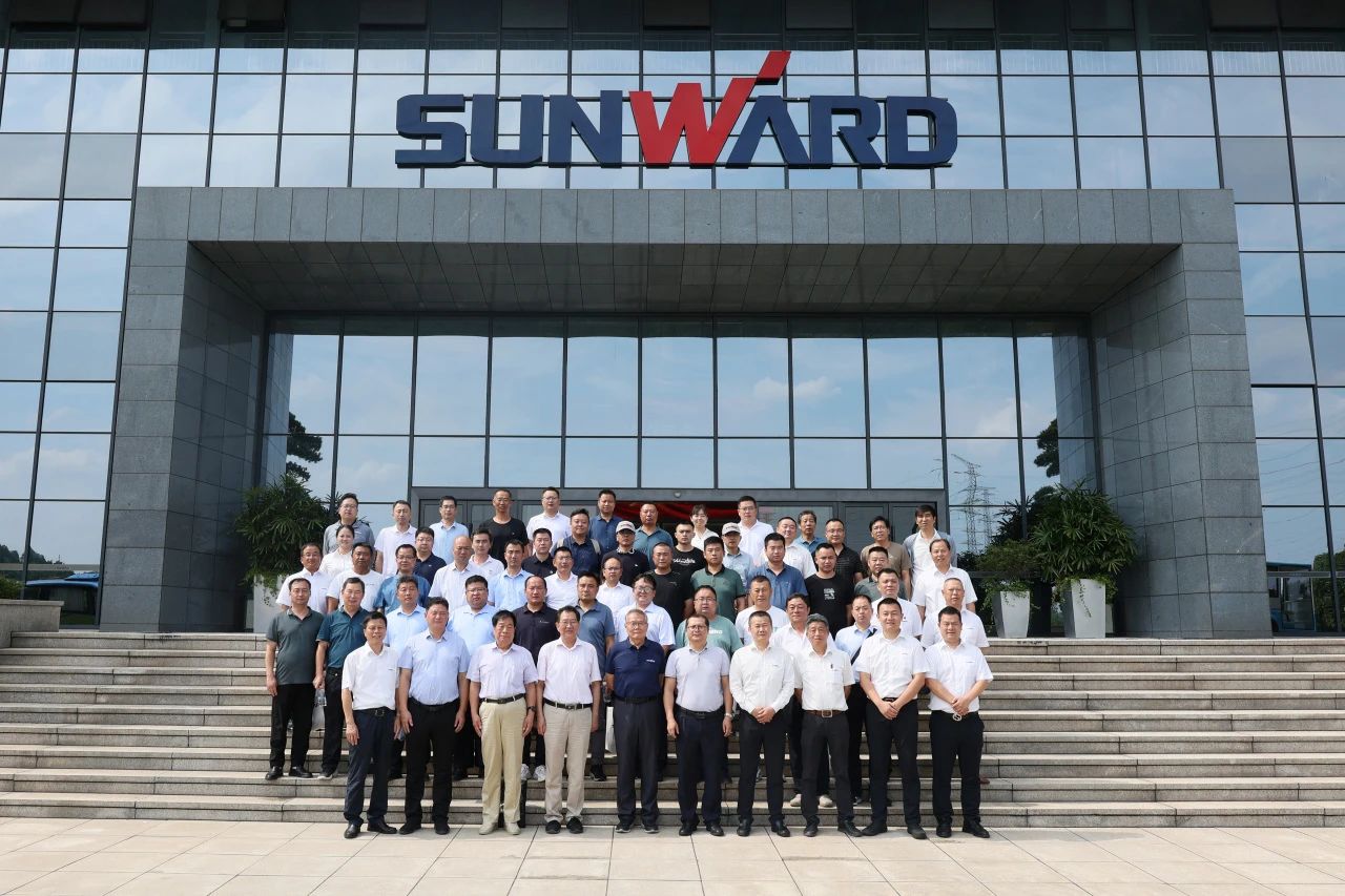 尊龙凯时官网网址智能全球首创深井套管车载钻机下线宣布