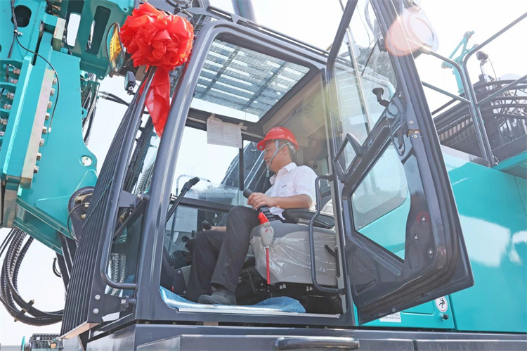 尊龙凯时官网网址智能桩工机械再添强将！SWDM800H旋挖钻机顺遂下线