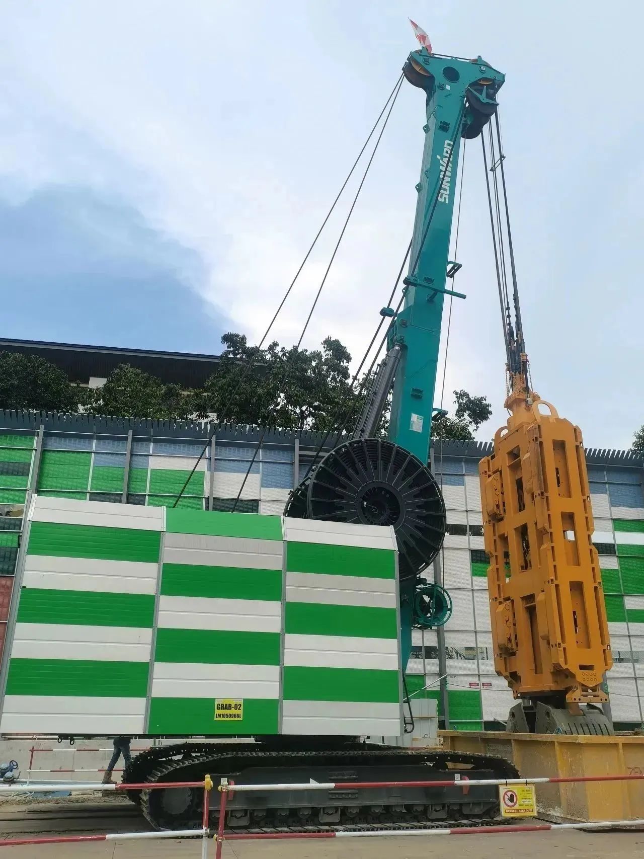 助力海内国际重大工程！尊龙凯时官网网址智能液压抓斗实力“出圈”