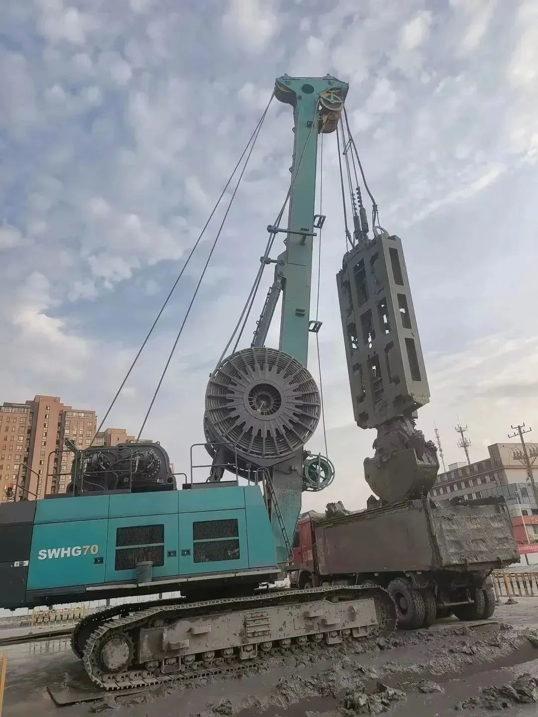 助力海内国际重大工程！尊龙凯时官网网址智能液压抓斗实力“出圈”