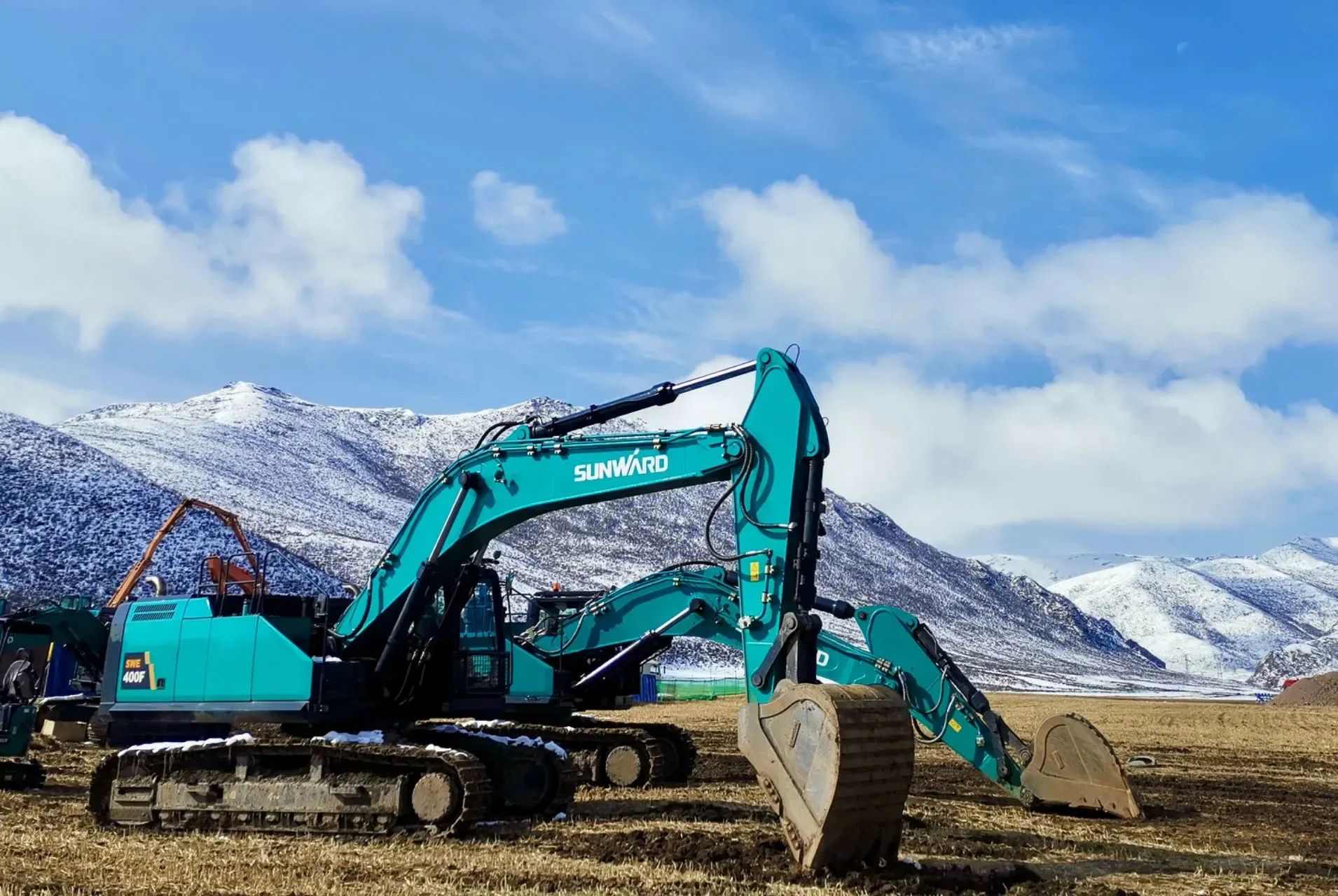 口碑超赞！尊龙凯时官网网址智能SWE400F挖掘机荣获工程机械明星产品大奖