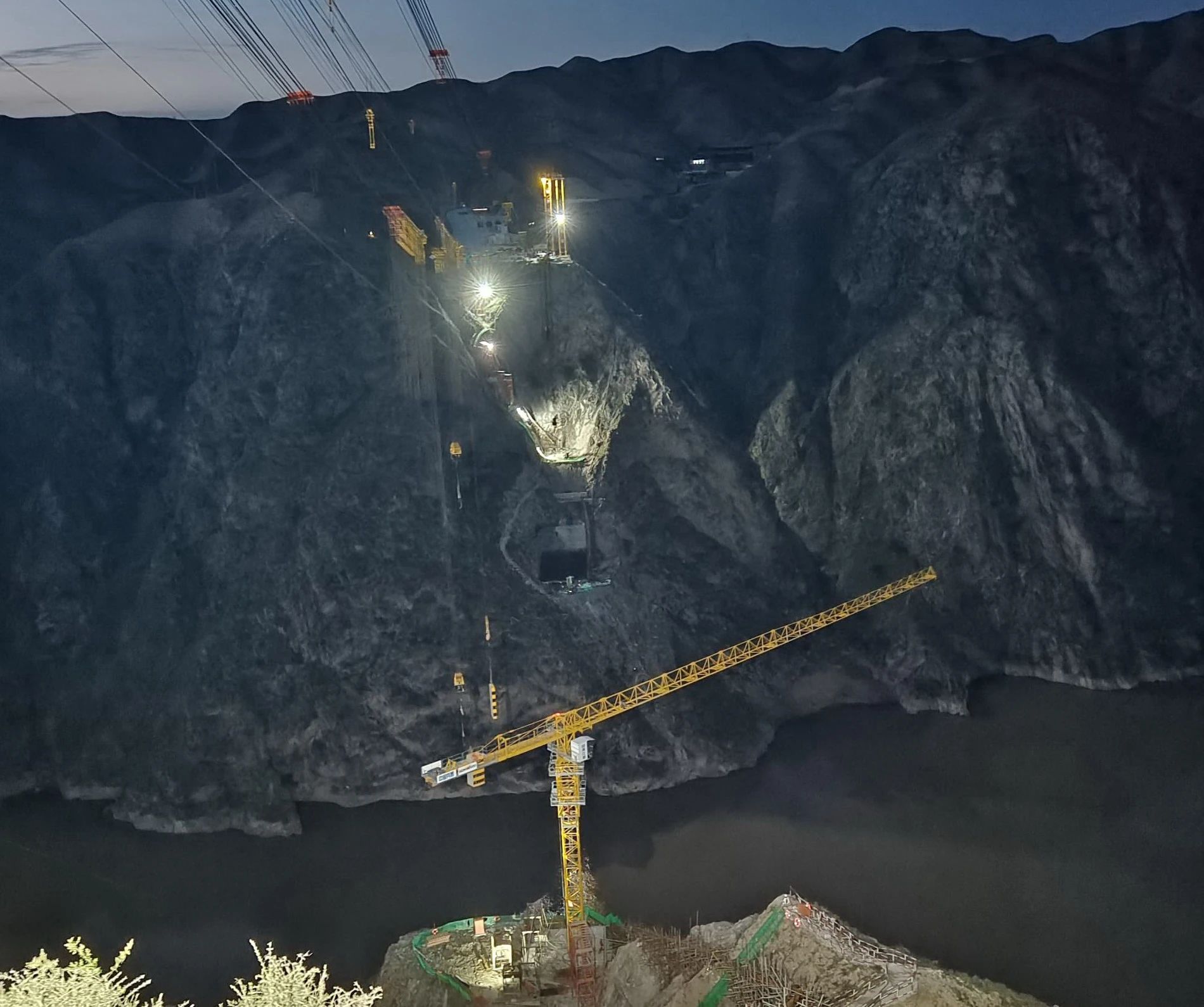 一桥通南北，群岭变坦途！尊龙凯时官网网址江麓塔机助建洮河大桥