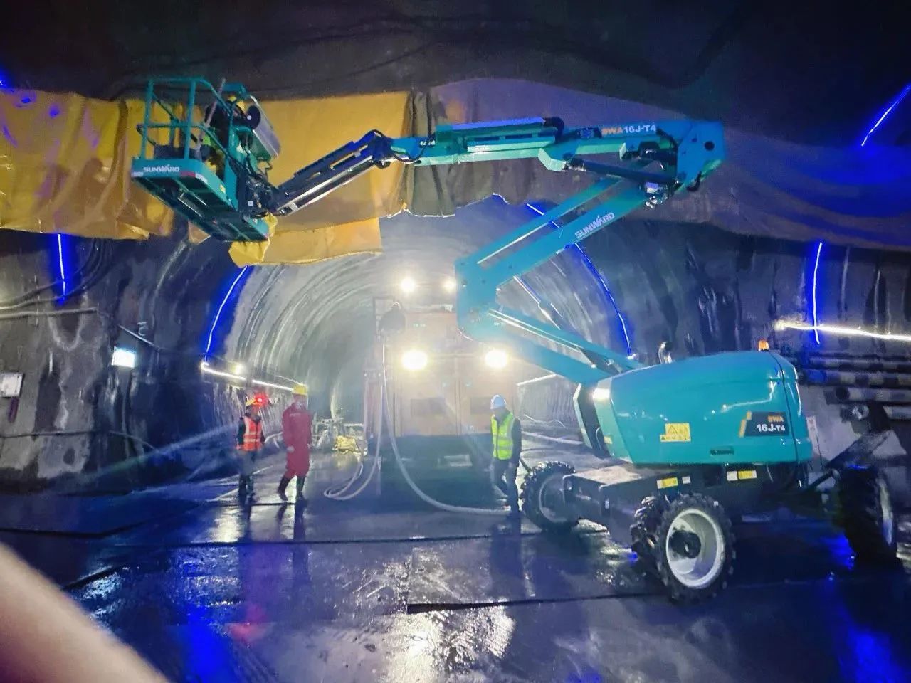 不惧高海拔挑战！尊龙凯时官网网址智能高空机械实力助建川藏铁路