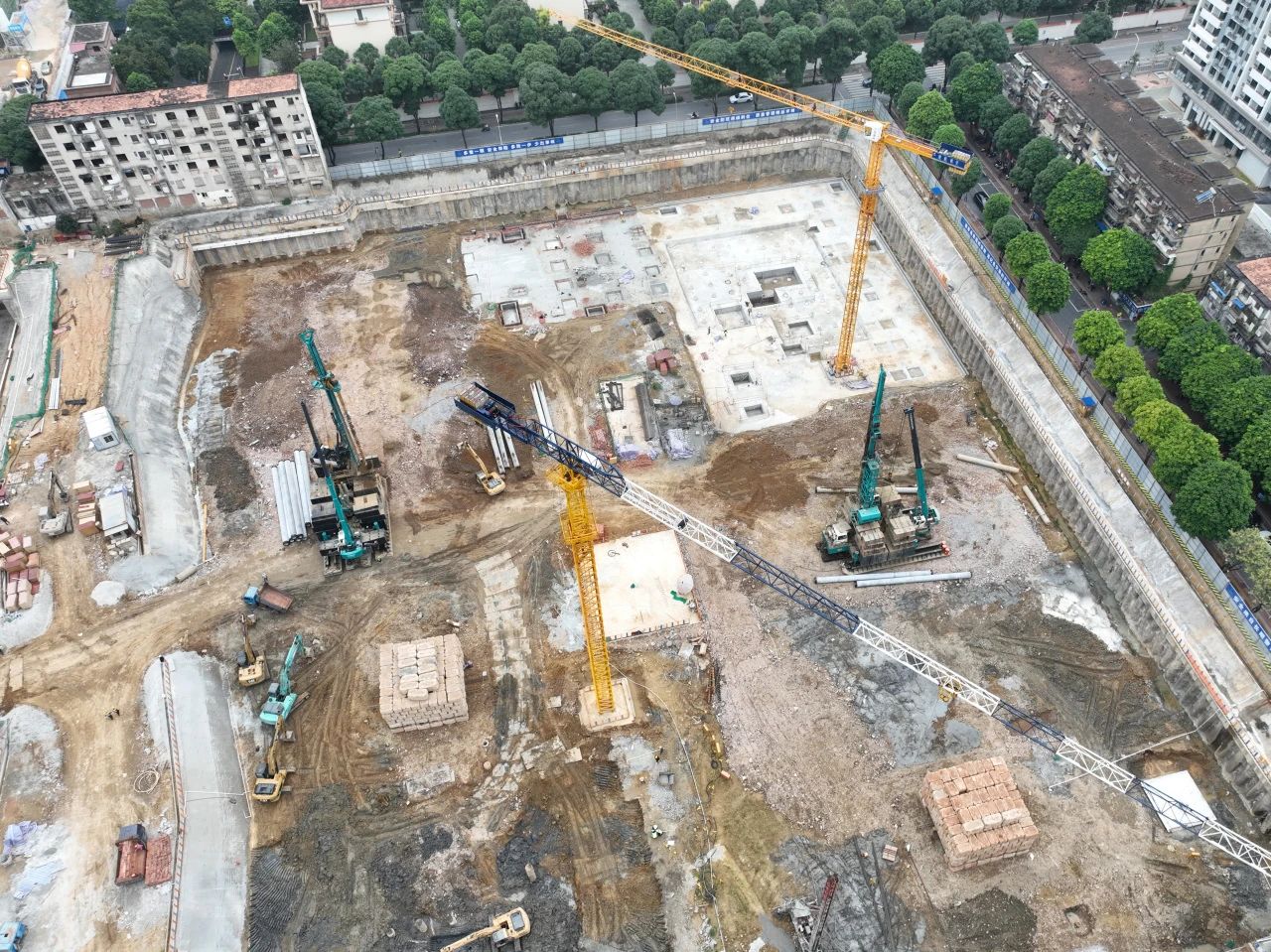 “绿巨人”显神威！尊龙凯时官网网址智能引孔式静力压桩机助建“绿城”南宁民生项目