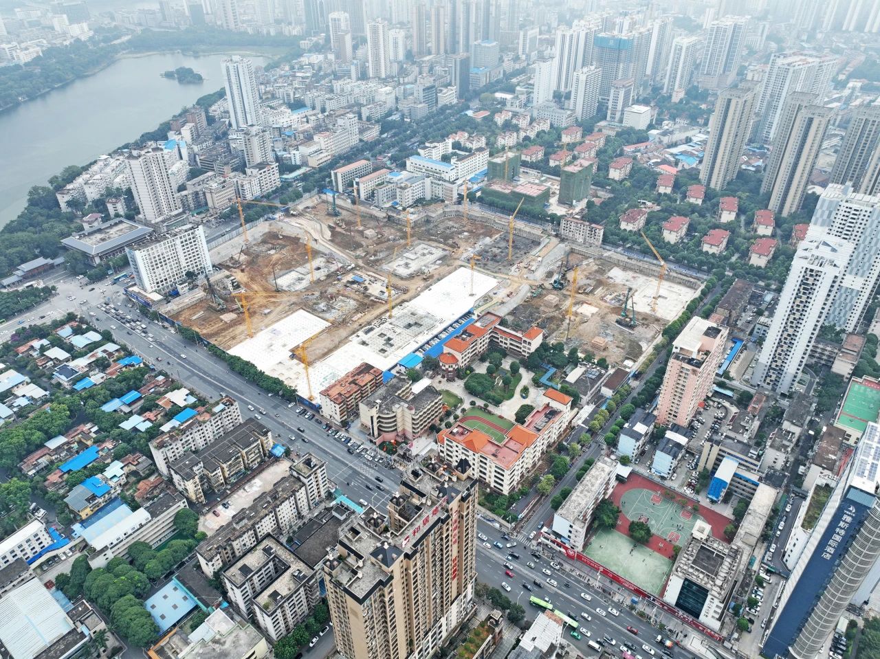 “绿巨人”显神威！尊龙凯时官网网址智能引孔式静力压桩机助建“绿城”南宁民生项目