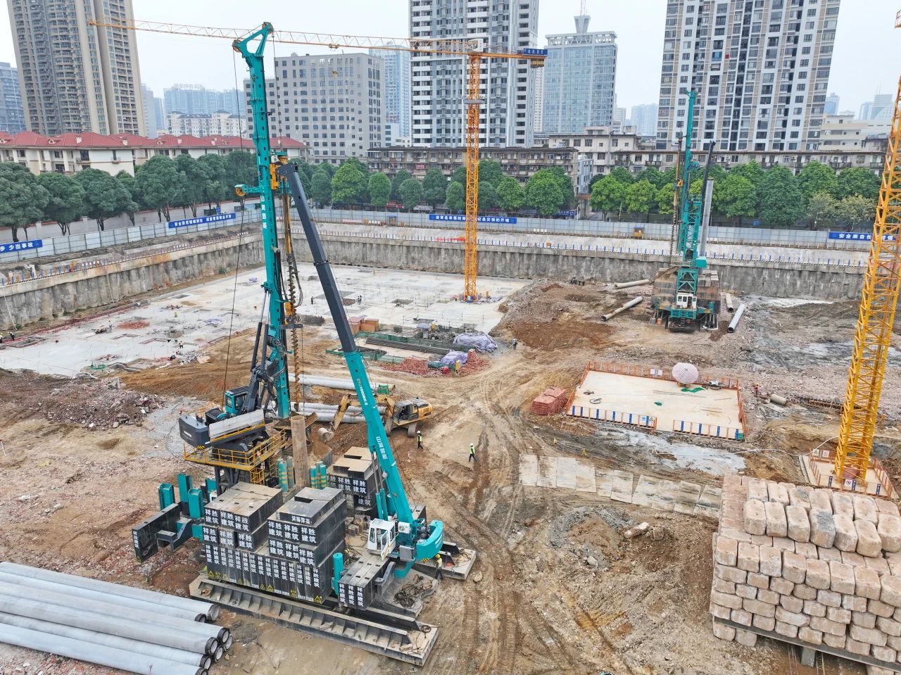 “绿巨人”显神威！尊龙凯时官网网址智能引孔式静力压桩机助建“绿城”南宁民生项目