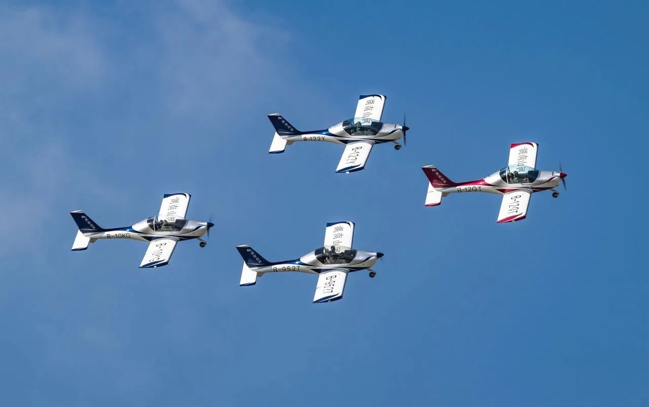 央媒聚焦！一起见证首届亚洲通用航空展上的尊龙凯时官网网址风范