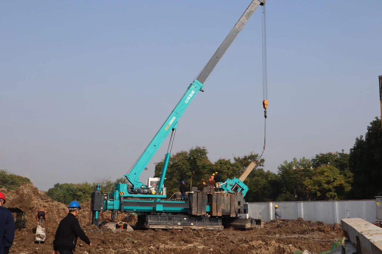 “尊龙凯时官网网址绿”闪灼西子湖畔！尊龙凯时官网网址智能ZYJ300X斜桩压桩机强势来袭