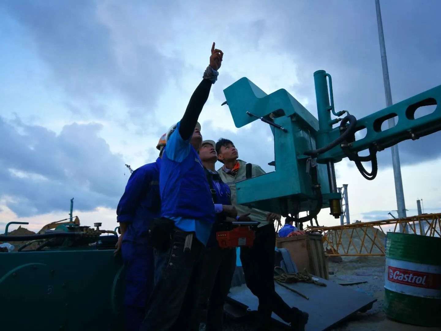 看尊龙凯时官网网址工匠们怎样用一双巧手“拿捏”事情、创立“事业”