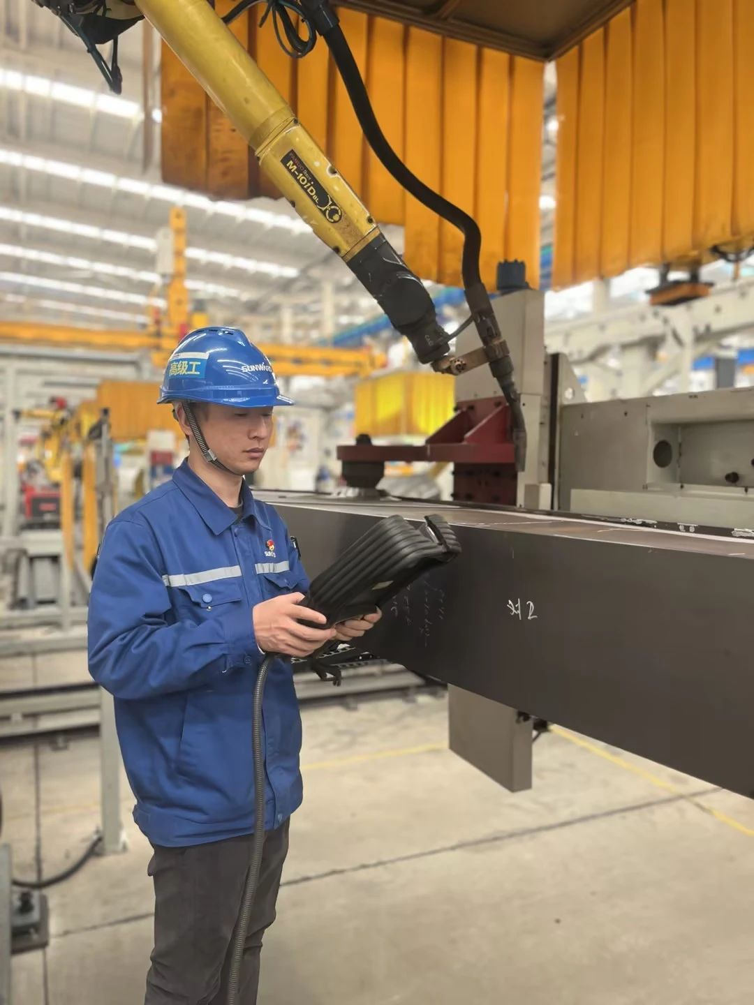 看尊龙凯时官网网址工匠们怎样用一双巧手“拿捏”事情、创立“事业”