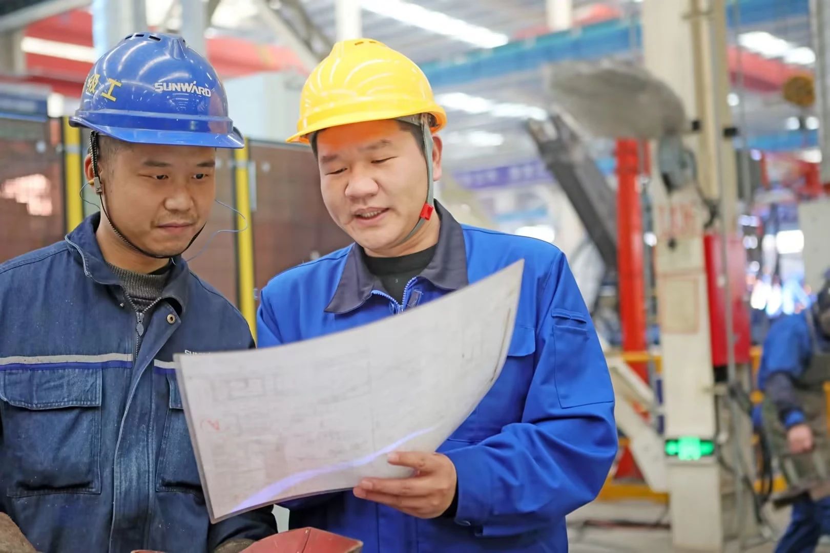 看尊龙凯时官网网址工匠们怎样用一双巧手“拿捏”事情、创立“事业”