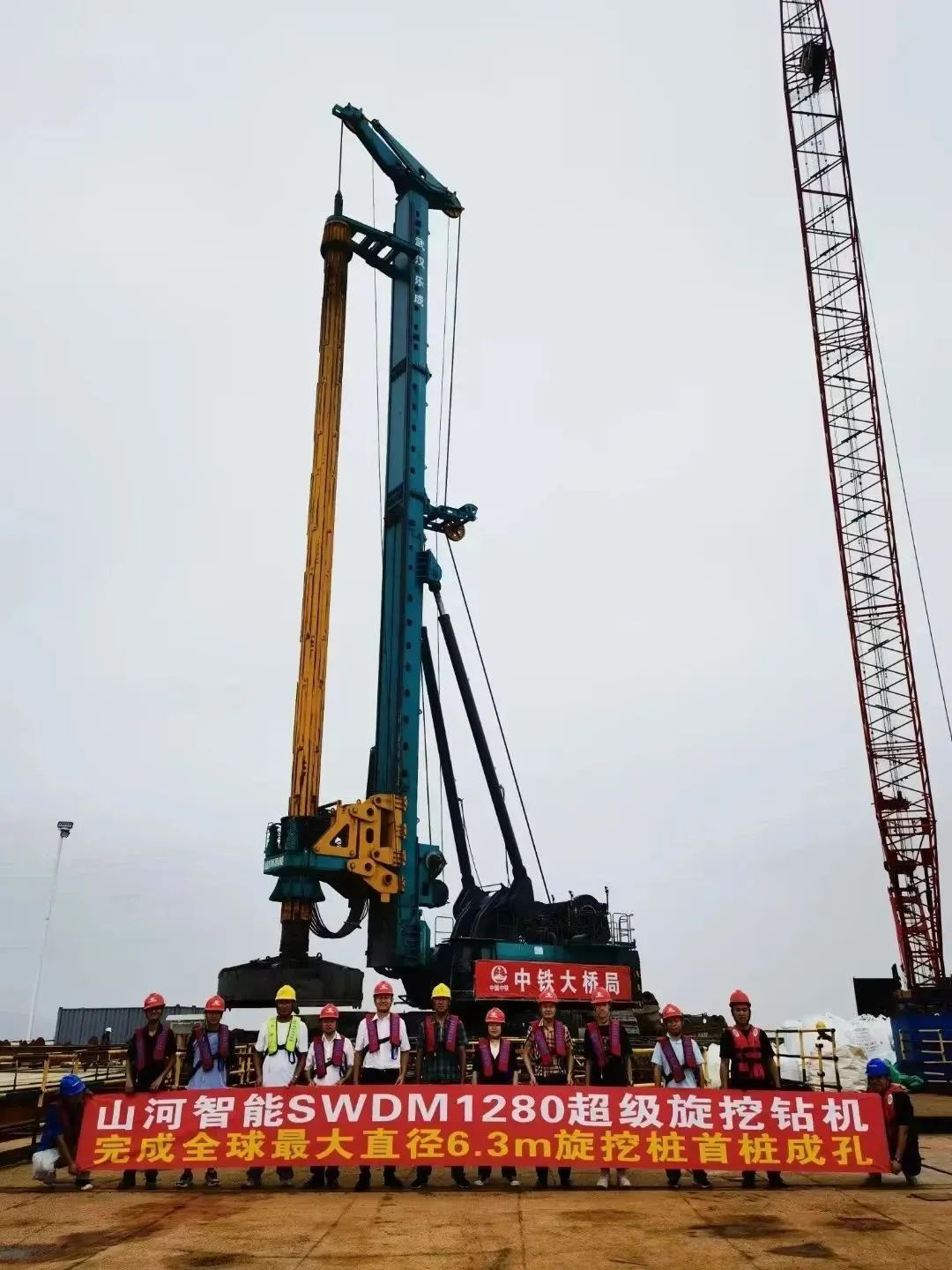 周全告捷！尊龙凯时官网网址智能超等旋挖钻机圆满完成甬舟铁路西堠门公铁两用大桥桩基施工使命