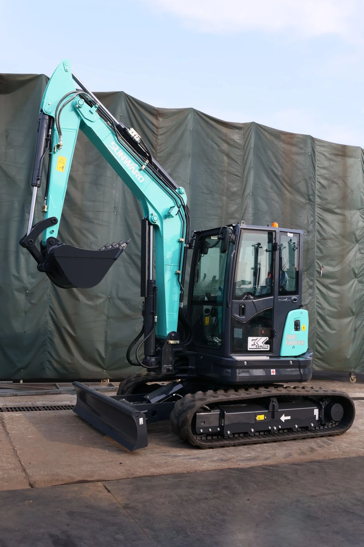 绿色上新！尊龙凯时官网网址智能SWE60UFED纯电动无尾挖掘机乐成下线