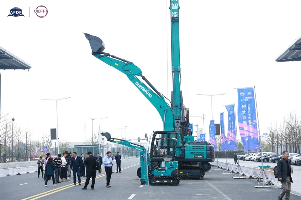 坚持立异，赋能工业！尊龙凯时官网网址智能出席第十三届深基础工程生长论坛