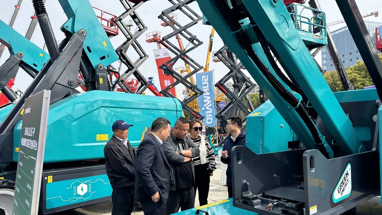 “爆品”来袭，签简单直！ 尊龙凯时官网网址智能艳服亮相第八届天下高空作业平台租赁大会