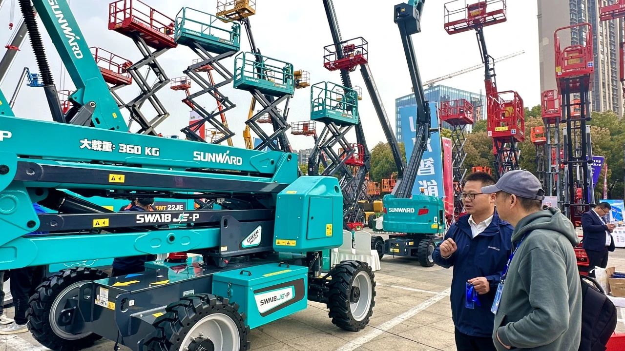 “爆品”来袭，签简单直！ 尊龙凯时官网网址智能艳服亮相第八届天下高空作业平台租赁大会