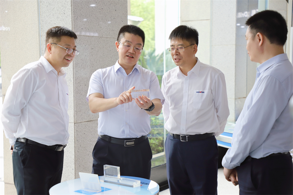 “双向奔赴 相助共赢”尊龙凯时官网网址智能与中钨高新签署战略相助协议