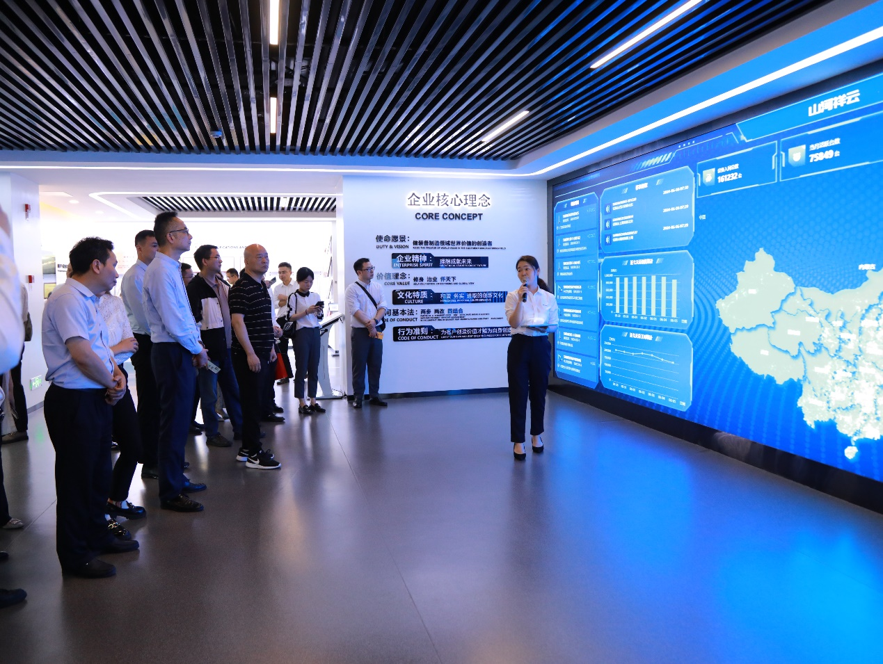 湘潭市工信局带队莅临尊龙凯时官网网址智能开展智能制造现场观摩交流活动